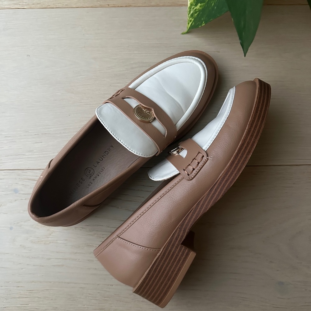 Chinese Laundry Tan and White Loafers size 8.5